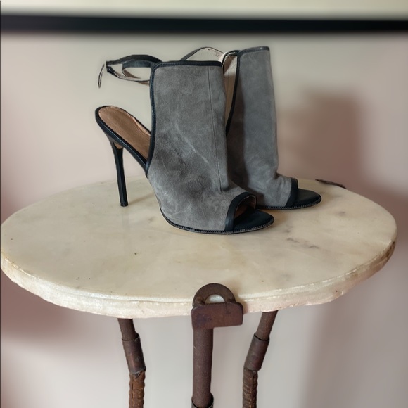 Maiden Lane grey suede peep toe. ❤️ - Picture 2 of 4